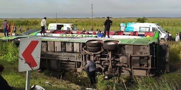 Grave accidente rumbo a Mar del Plata: un micro que llevaba militantes al acto de Kicillof volcó y dejó dos muertos.