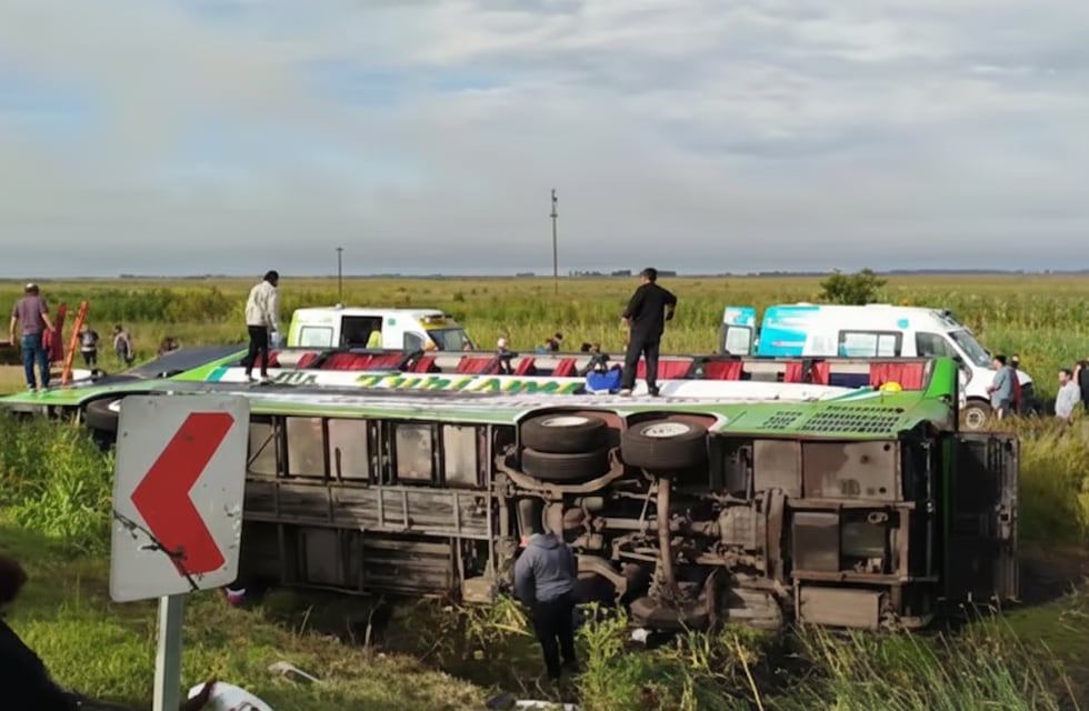 Grave accidente rumbo a Mar del Plata: un micro que llevaba militantes al acto de Kicillof volcó y dejó dos muertos