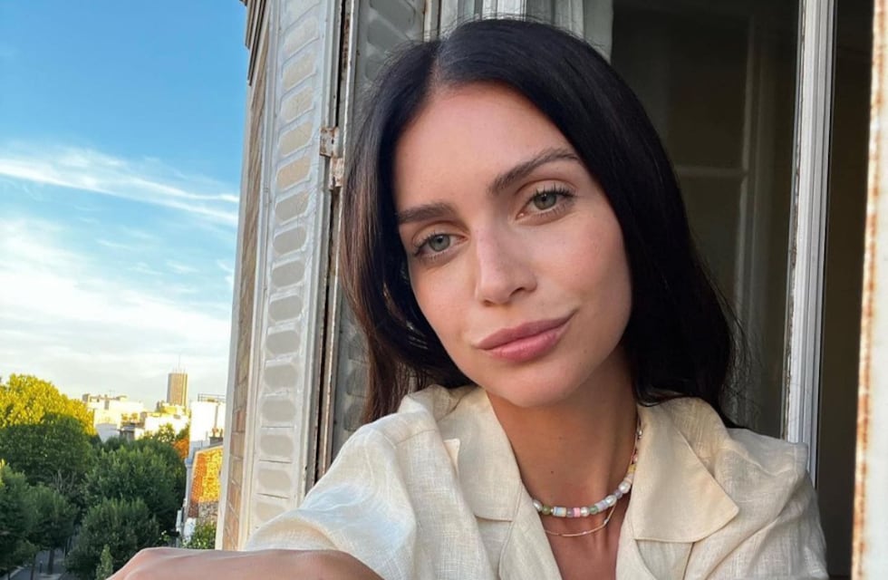 Zaira Nara lució un traje celeste, se anudó la camisa y se robó todos los suspiros: “Flores”