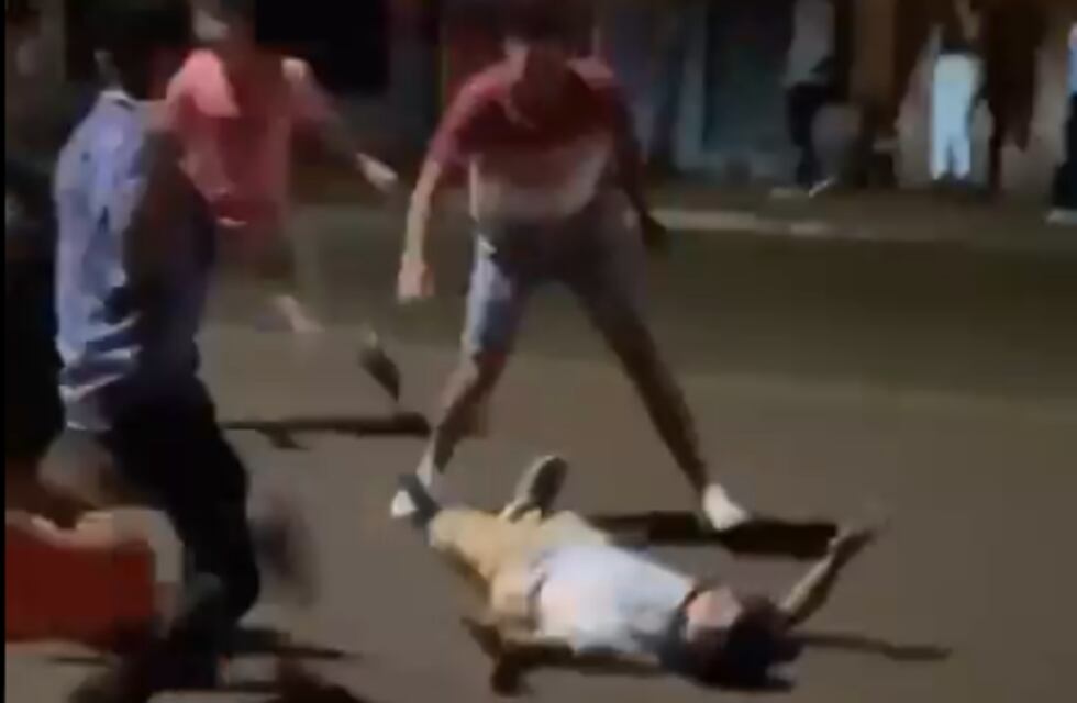 Batalla entre jóvenes a la salida de un bar en Eldorado