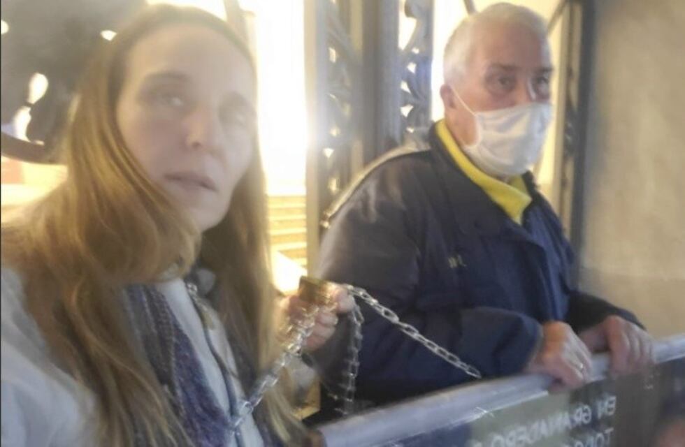 Familiares de comerciante asesinado se encadenaron en Gobernación por la fuga del asesino