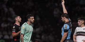 Adrián Martínez recibe su quinta amonestación. Instituto en su visita a Platense, por la 10ma fecha de Liga Profesional. (Federico López Claro / La Voz).