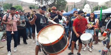 La tradicional "Chaya de Mojones" y la posterior salida de las comparsas a las calles marcó el inicio del año 2024 con música del carnaval jujeño en la localidad de Maimará.