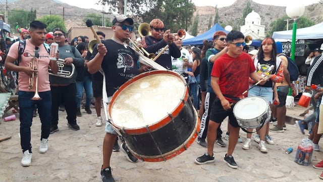 La tradicional "Chaya de Mojones" y la posterior salida de las comparsas a las calles marcó el inicio del año 2024 con música del carnaval jujeño en la localidad de Maimará.
