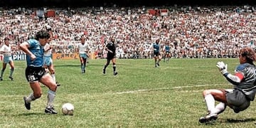 El Gol del Siglo relatada por Mauro Viale.