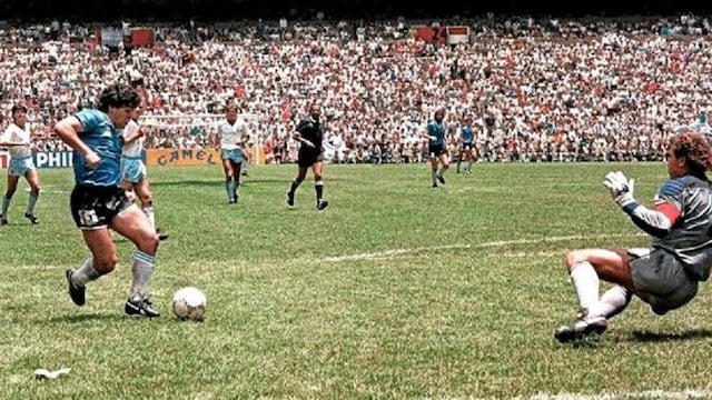 El Gol del Siglo relatada por Mauro Viale.