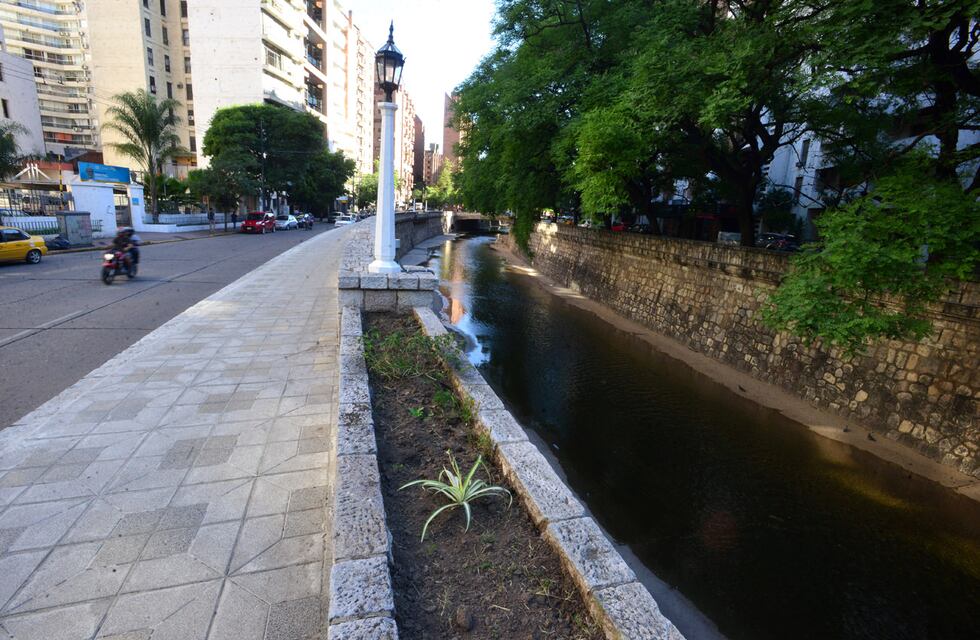 Se le cayó una ojota a La Cañada de Córdoba y tuvo una idea de película para recuperarla