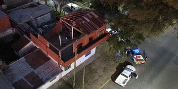 Se atrincheró con su familia en su casa, le disparó a la policía y luego se suicidó.