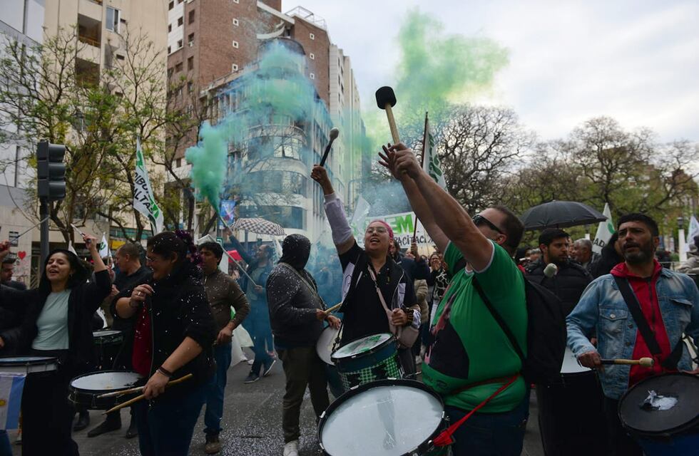 Córdoba da para todo: una militante del Suoem hizo un ritual para evitar que llueva durante la marcha