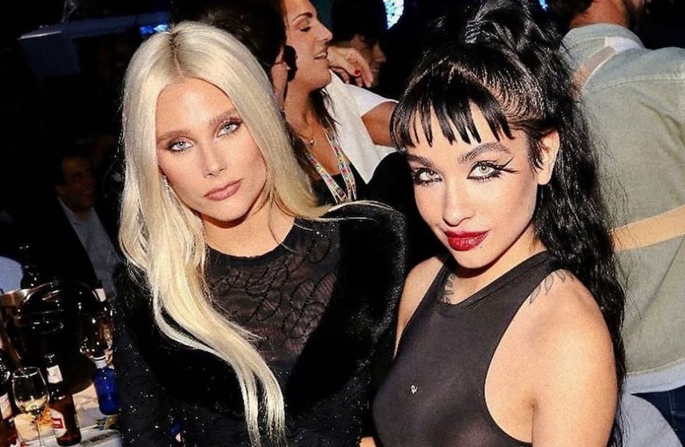 Valentina Zenere y María Becerra posaron juntas y deslumbraron en la alfombra roja de Los40Music Award