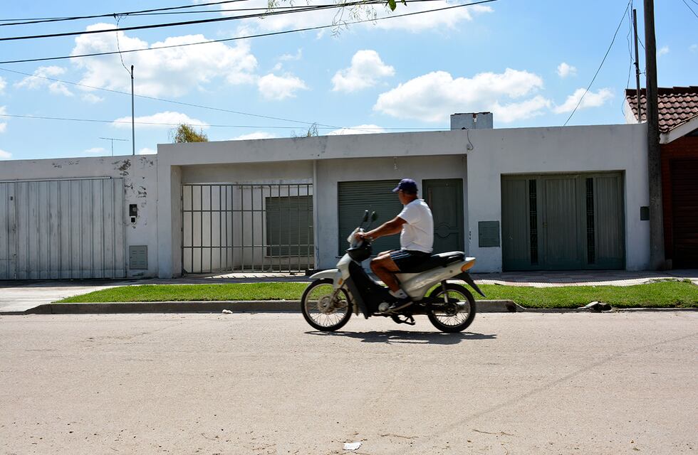 El que no trabaja es porque no quiere: grabaron a un motociclista con una insólita carga en Córdoba