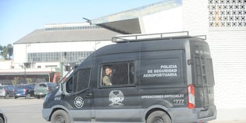 La Policía Aeroportuaria maneja la investigación para dar con los responsables del atentado.