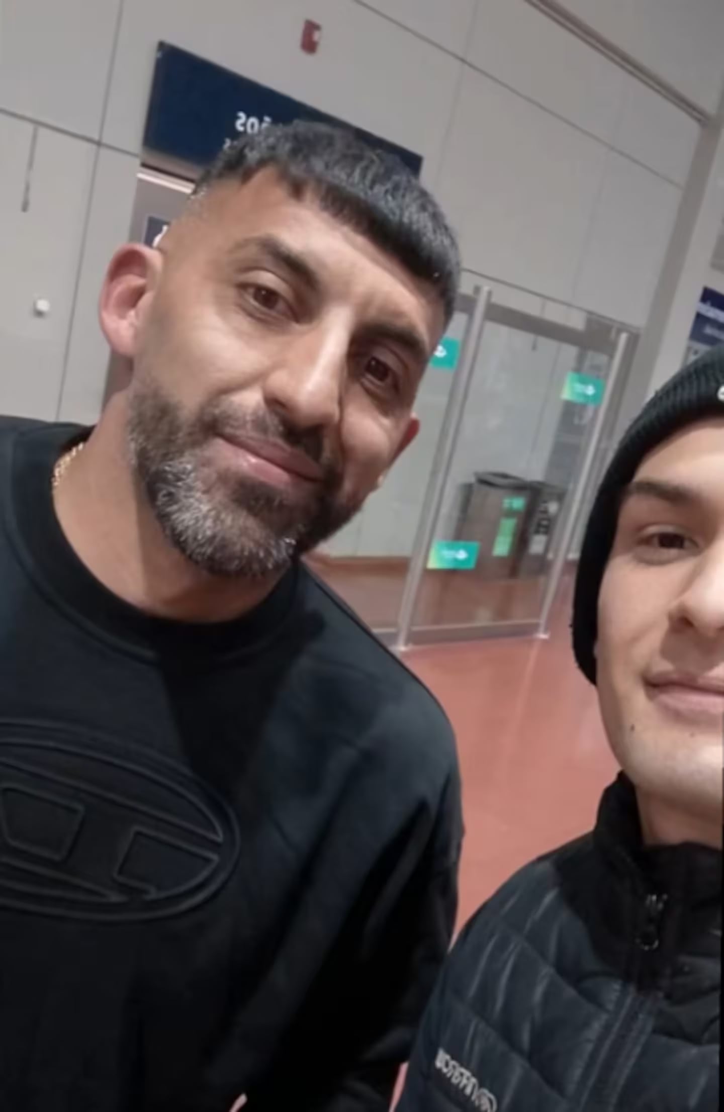 La foto del joven con Wanchope Abila.