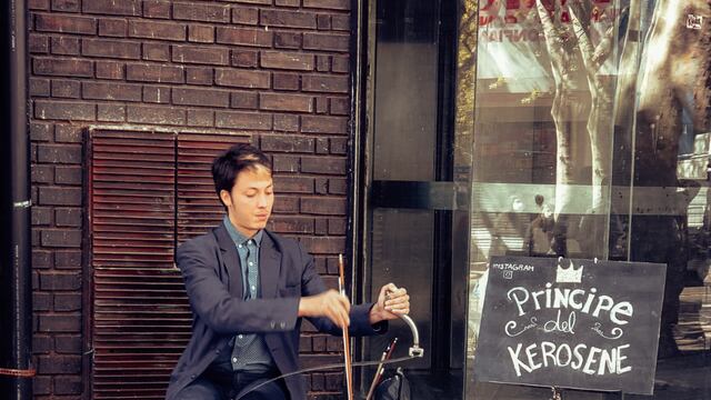 Tomás, el artista callejero, tocando en calle San Martín de la Ciudad de Mendoza.
