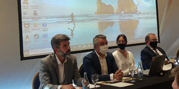 Los Intendentes de Ciudad de Mendoza, Ulpiano Suarez y de Godoy Cruz Tadeo García Zalazar durante las deliberaciones en Bariloche. Gentileza MCM