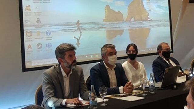 Los Intendentes de Ciudad de Mendoza, Ulpiano Suarez y de Godoy Cruz Tadeo García Zalazar durante las deliberaciones en Bariloche. Gentileza MCM