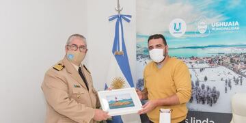 El intendente Walter Vuoto, junto al jefe de Gabinete, Mario Daniele y al Secretario de Relaciones Parlamentarias y Articulación Política, Omar Becerra, recibió en la Intendencia al nuevo Jefe de la Prefectura Naval Argentina en Ushuaia e Islas del Atlántico Sur, Prefecto Mayor Miguel Ángel Nardelli.