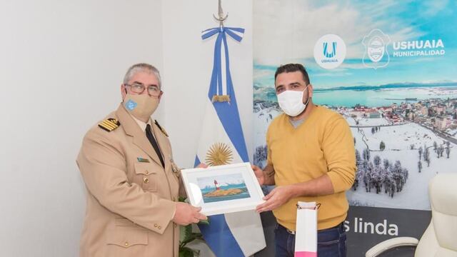 El intendente Walter Vuoto, junto al jefe de Gabinete, Mario Daniele y al Secretario de Relaciones Parlamentarias y Articulación Política, Omar Becerra, recibió en la Intendencia al nuevo Jefe de la Prefectura Naval Argentina en Ushuaia e Islas del Atlántico Sur, Prefecto Mayor Miguel Ángel Nardelli.