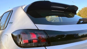 El sujeto mostró cómo salir del apuro cuando se rompe la luz trasera del auto y desató opiniones cruzadas.