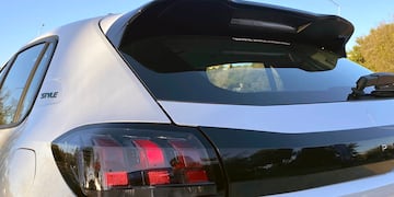 El sujeto mostró cómo salir del apuro cuando se rompe la luz trasera del auto y desató opiniones cruzadas.