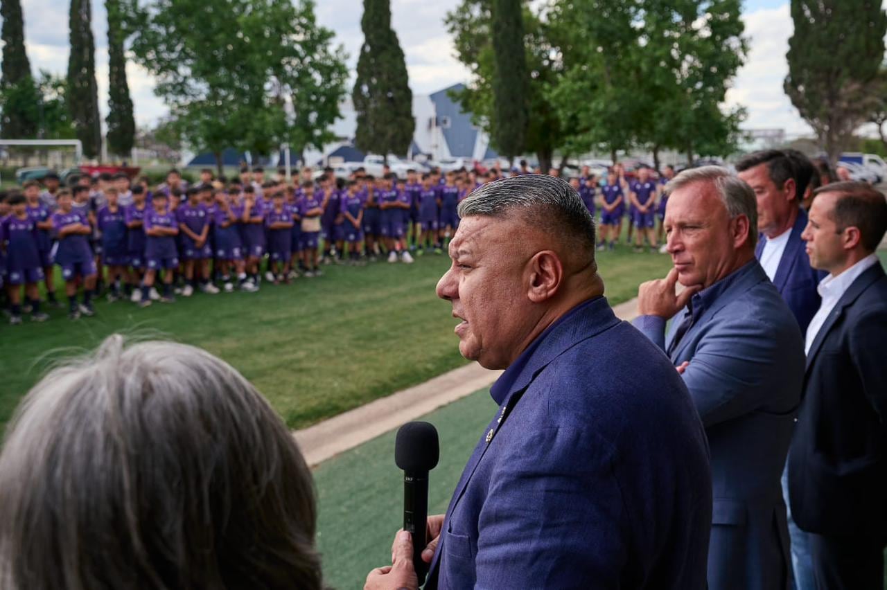 Tapia, Fassi y el anuncio para el semillero de Talleres. Desde 2026, competirá con sus categorías menores en AFA. Actualmente compite desde reserva hasta novena. (Foto: Prensa Talleres)