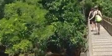 Captan a un turista francés bañándose en las aguas de las Cataratas.