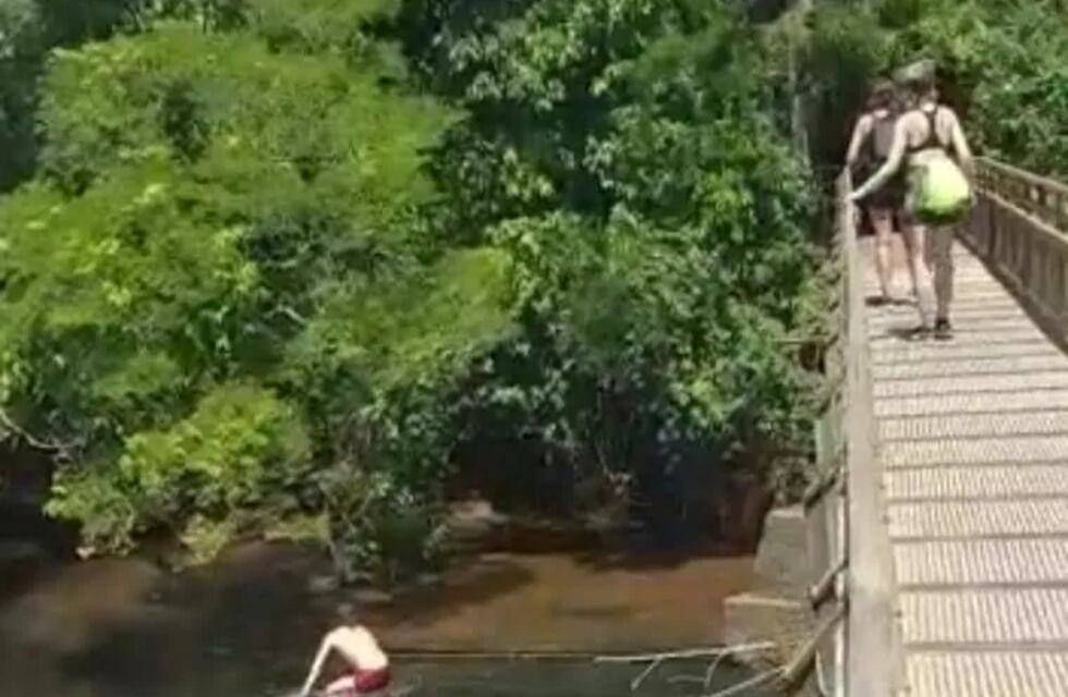 Captan a un turista francés bañándose en las aguas de las Cataratas