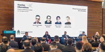 El jefe de policía Jacinto Rolón expuso en la Primera Conferencia Cumbre de Asuntos Cibernéticos