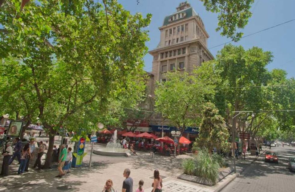 Los turistas se sorprenden con una particular fuente de “vino” en el centro mendocino
