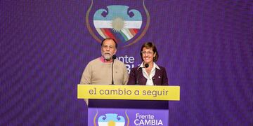 Normando Álvarez García y Gabriela Burgos, dirigentes del frente Cambia Jujuy en el primer contacto con la prensa este domingo por la noche.