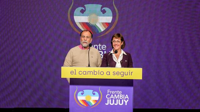 Normando Álvarez García y Gabriela Burgos, dirigentes del frente Cambia Jujuy en el primer contacto con la prensa este domingo por la noche.