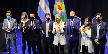 El gobernador Axel Kicillof con los nuevos miembros del gabinete provincial en el acto realizado en La Plata. (Foto: Zonales.com)