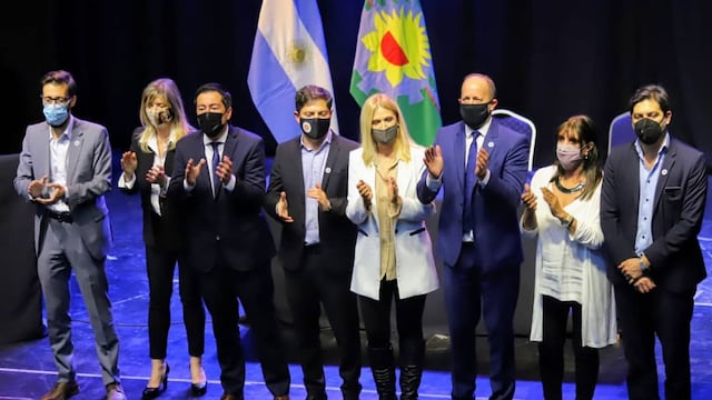 El gobernador Axel Kicillof con los nuevos miembros del gabinete provincial en el acto realizado en La Plata.  (Foto: Zonales.com)