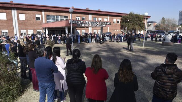 Abrazo del personal de salud del Hospital Materno Neonatal este lunes. (Ramiro Pereyra/La Voz)