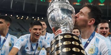 Messi besa la Copa América.