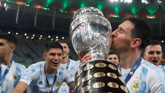 Messi besa la Copa América.