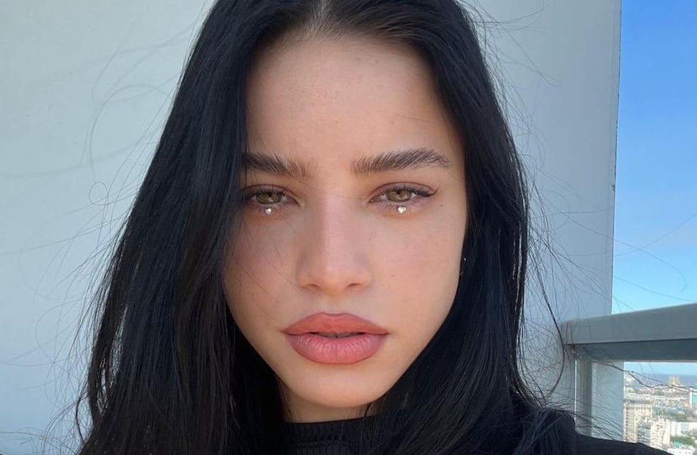 Desde la playa y en microbikini, Emilia Mernes bailó el challenge de “Underground”