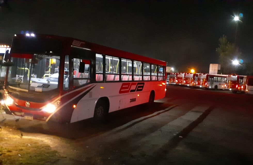 Córdoba: balearon a un chofer de colectivo mientras esperaba por iniciar su turno