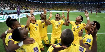 Valencia celebra junto a sus compañeros su gol en Qatar (Foto: AP).