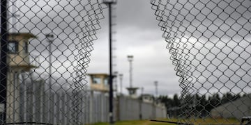 Los delincuentes cortaron el doble cerco perimetral con una amoladora para llegar al patio del pabellón 14. (Juan José García)