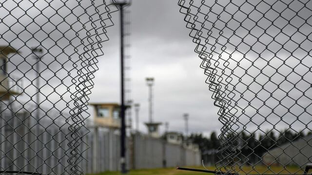 Los delincuentes cortaron el doble cerco perimetral con una amoladora para llegar al patio del pabellón 14. (Juan José García)