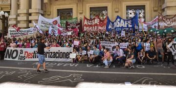 En Rosario se llevó a cabo una importante protesta frente a la sede local del Gobierno como inicio del plan de lucha.