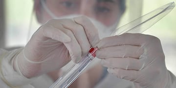 The Guardian señaló que Ómicron “parece más capaz de infectar la garganta donde se multiplicaría más fácilmente que en las células profundas del pulmón".