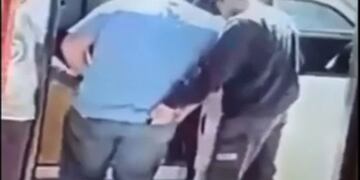 Robo a mano armada. En barrio Comercial (Captura de video).