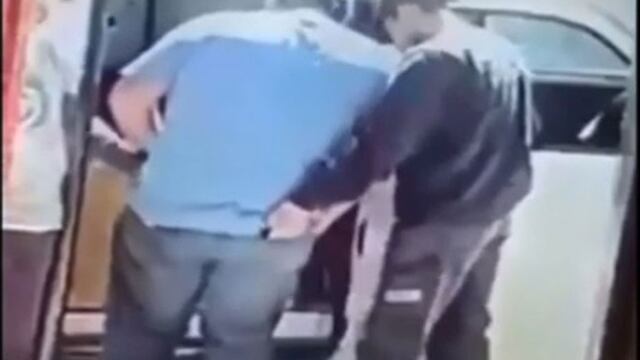 Robo a mano armada. En barrio Comercial (Captura de video).