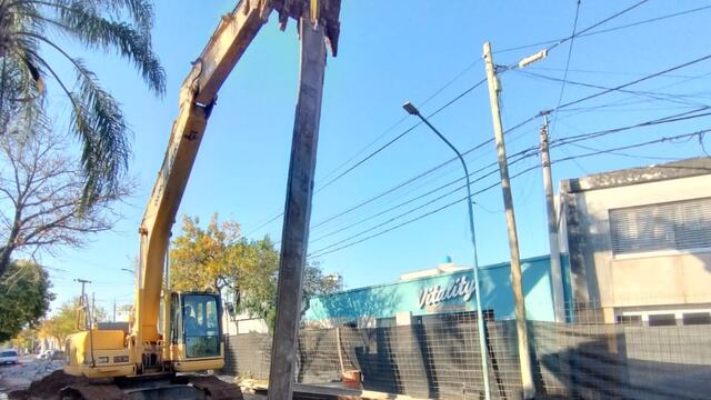 Trabajos en el colector cloacal de calle Tucumán.
