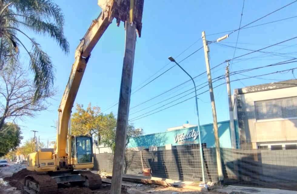 Se reanudaron los trabajos de renovación del colector cloacal en calle Tucumán