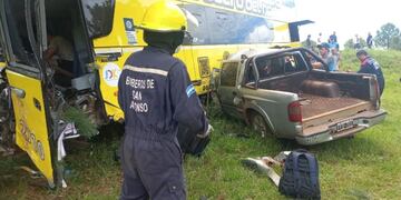 Choque fatal entre una camioneta y un colectivo de larga distancia en San Vicente.