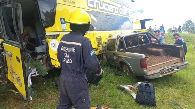 Choque fatal entre una camioneta y un colectivo de larga distancia en San Vicente.