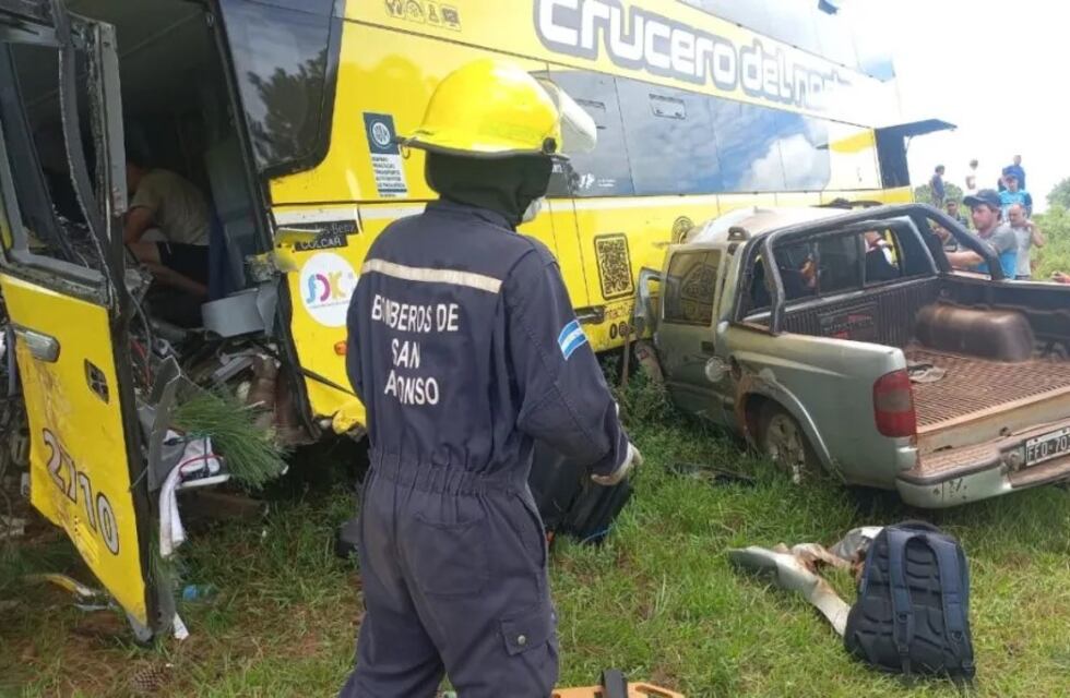 Choque fatal entre una camioneta y un colectivo de larga distancia en San Vicente